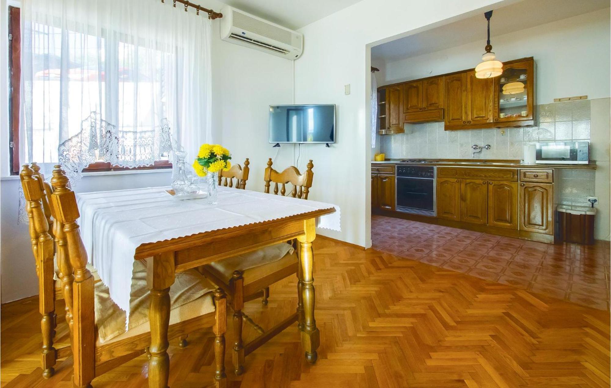 Lovely Apartment In Podstrana With Kitchen Exterior foto