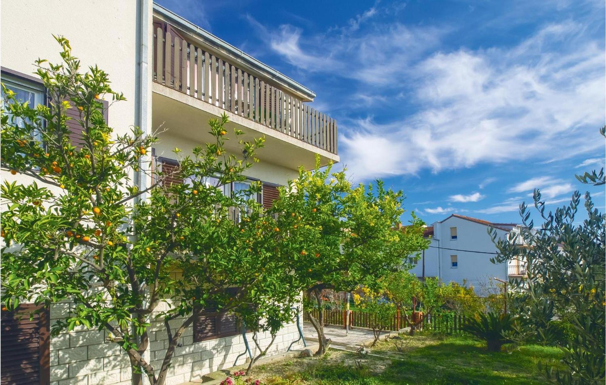 Lovely Apartment In Podstrana With Kitchen Exterior foto
